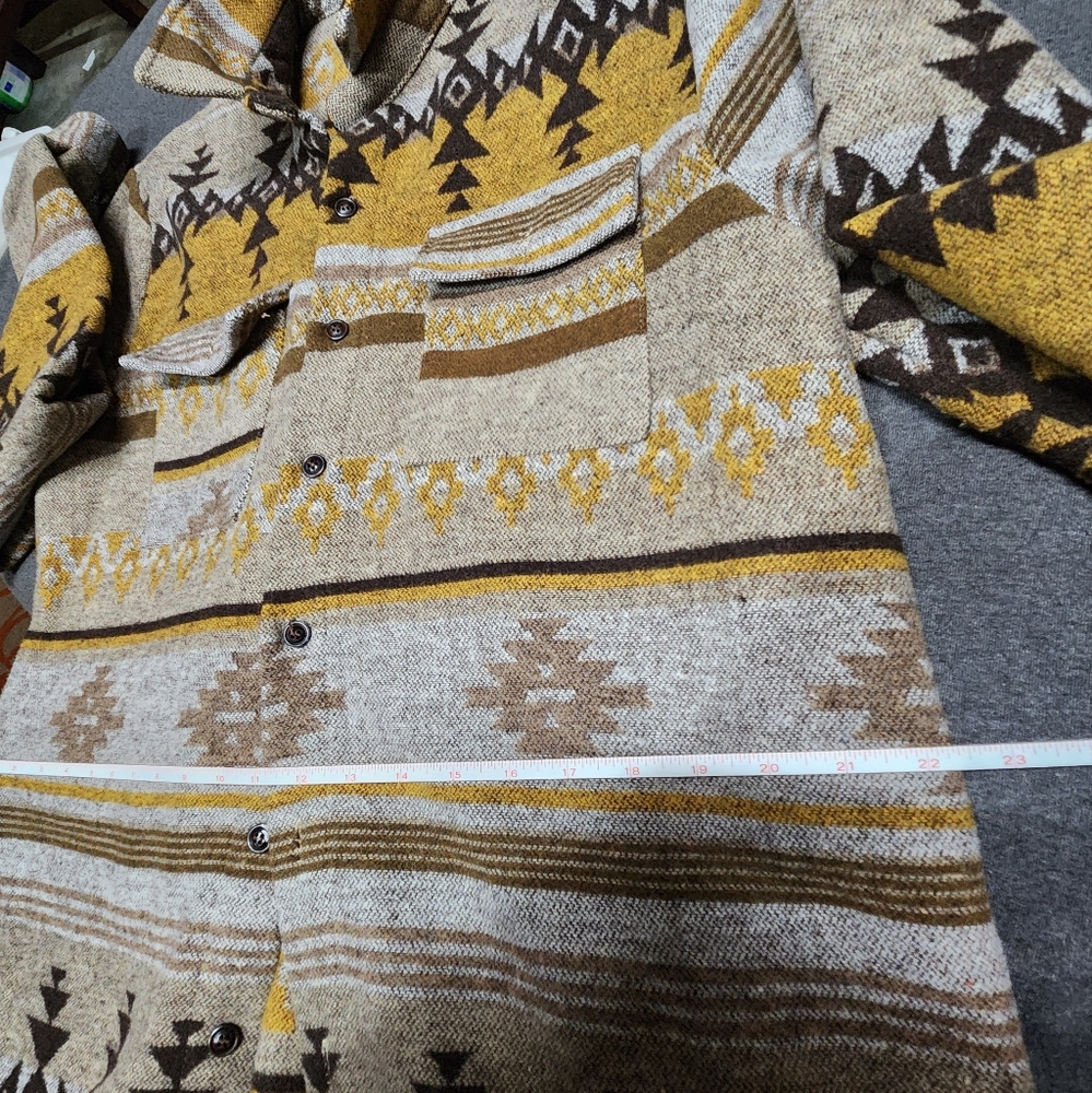 Geometric Patterned Button-Up Shirt - Picture 4 of 5